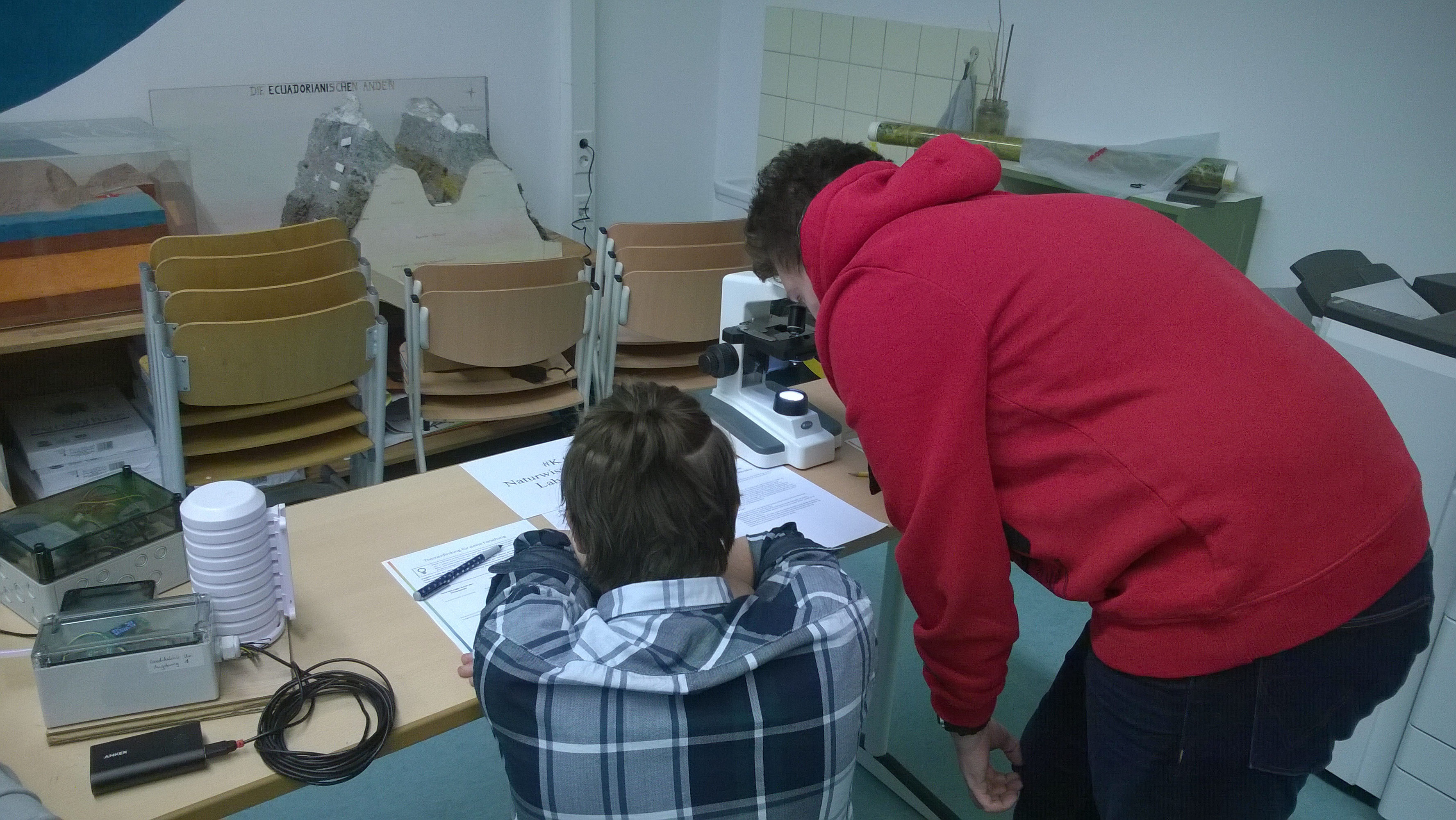 SchuelerInnen arbeiten am Mikroskop